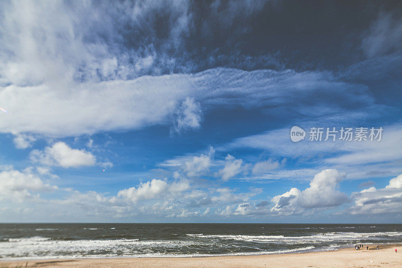 在丹麦/欧洲的北海，暴风雨和泡沫的海浪